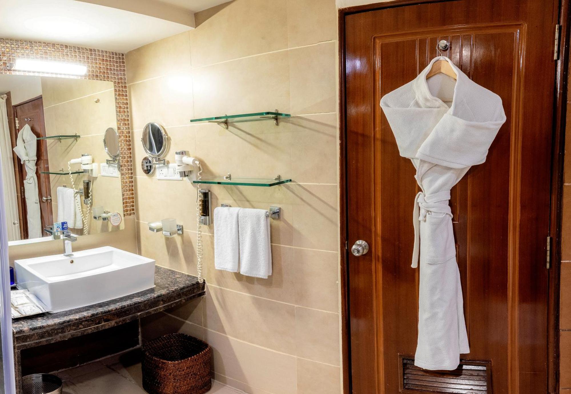 Fortune Jp Palace, Mysore - Member Itc Hotels' Group Exteriér fotografie A bathrobe hanging on a door